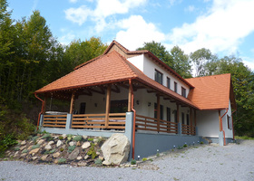 szallas-szekelyvarsag-csiki-gyongyver-medveosveny